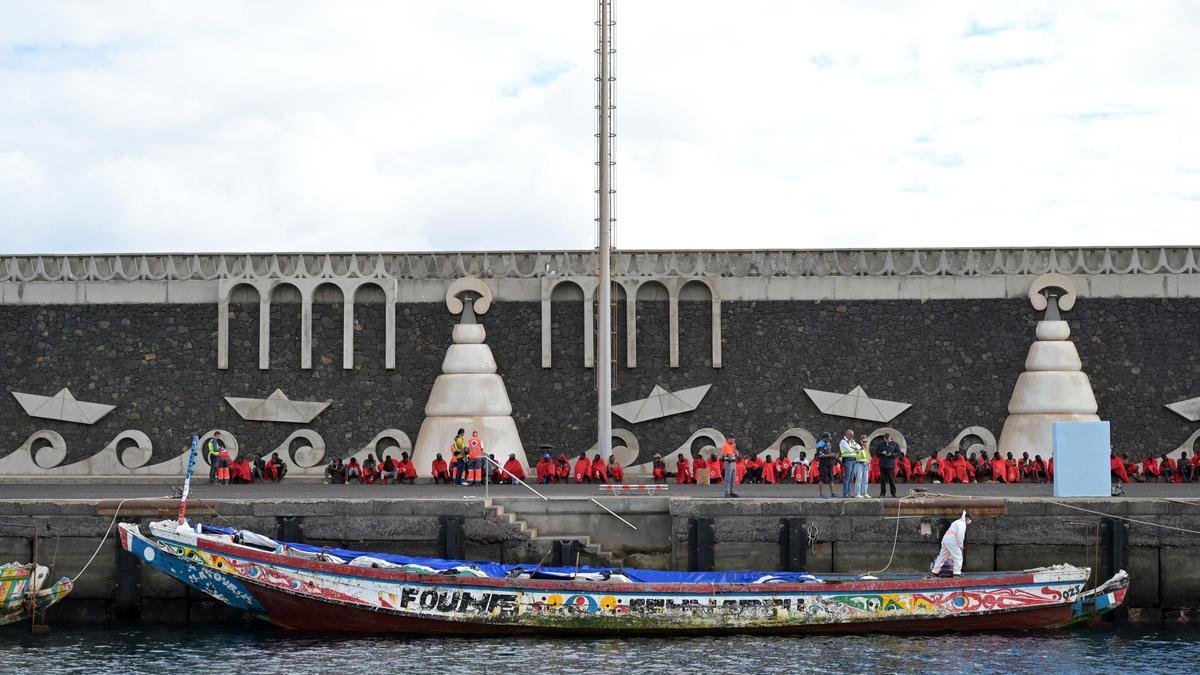 Cruz Roja atiende a un grupo de migrantes llegados a Canarias, este jueves.