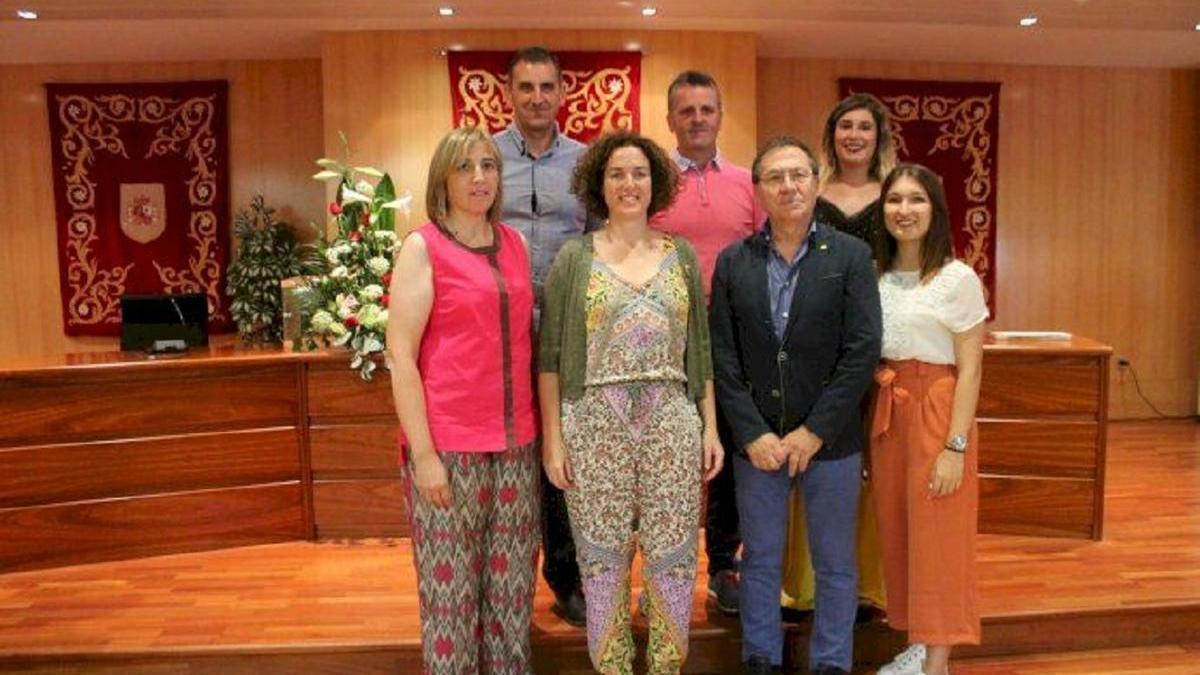 Foto de familia del equipo de gobierno socialista en Almenara tras la investidura de Estíbaliz Pérez en junio del 2019. Veli Casanova es la primera por la izquierda.