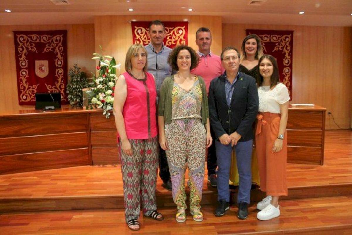 Foto de familia del equipo de gobierno socialista en Almenara tras la investidura de Estíbaliz Pérez en junio del 2019.