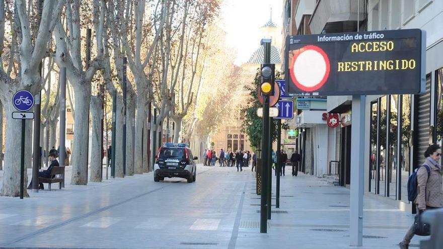 El acceso de coches a la zona peatonalizada de Alfonso X se ha restringido sólo a residentes de esta avenida.