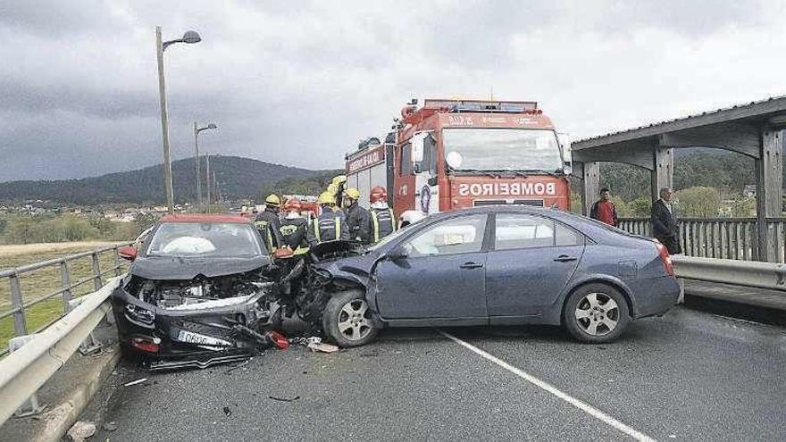 La carretera del puente de Catoira quedó cortada al tráfico. // Noe Parga