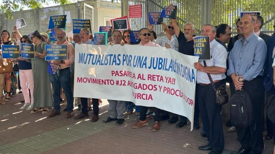 Abogados y procuradores se manifiestan en Murcia para exigir “una jubilación digna”