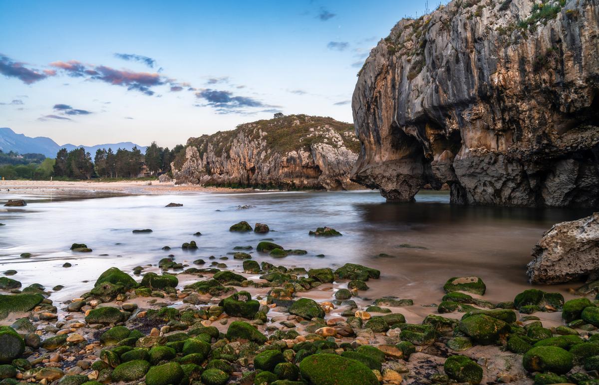 Estas cuevas marítimas son de las más espectaculares de Asturias.