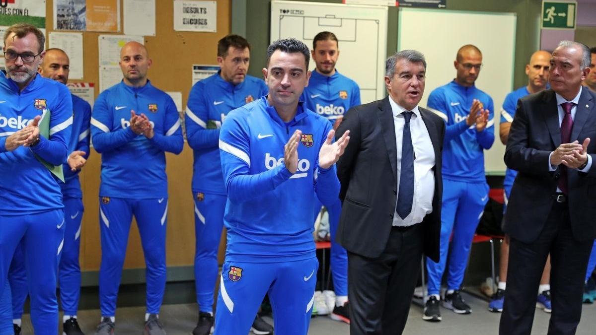 Discurso del entrenador del FC Barcelona, Xavi Hernández, junto a su cuerpo técnico y acompañados del presidente blaugrana, Joan Laporta, en el primer entrenador del técnico con sus futbolistas