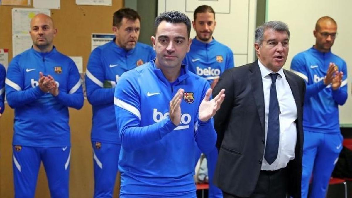 Xavi Hernández dirige su primer entrenamiento con el Barcelona