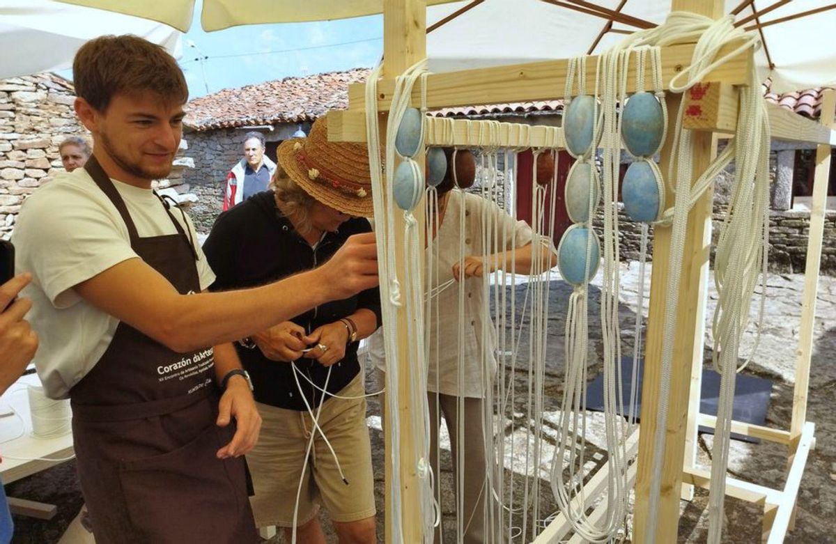 Álvaro Pin es un artesano de ‘zocas’ de tan solo 18 años. | A.S.