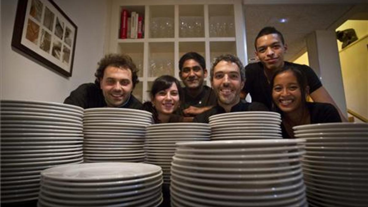 En el centro, Àngels Jorba con Jordi Solanas (barba), rodeados por el equipo. Foto: Carlos Montañés