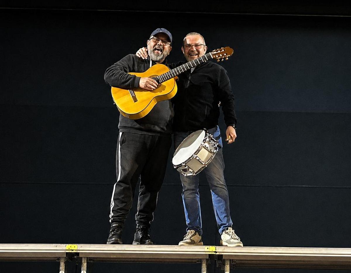 Alonso y Clodo, durante la última prueba de sonido en el teatro antes de las preliminares del concurso de este año..