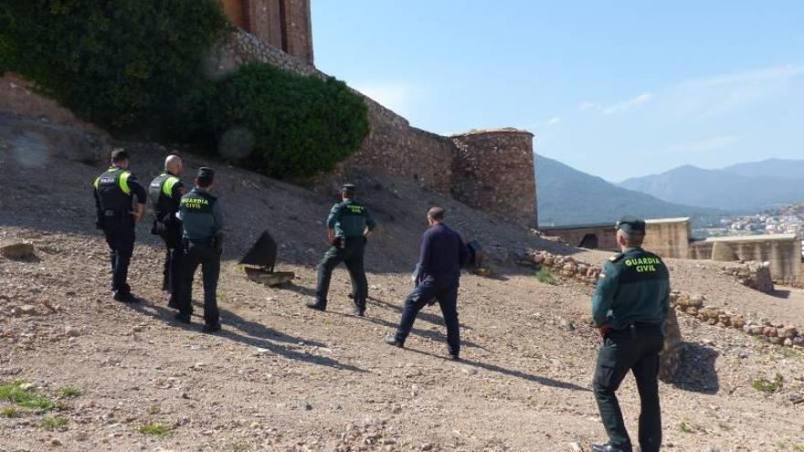 El conserje del Castillo de Onda encuentra un explosivo mientras podaba unos arbustos