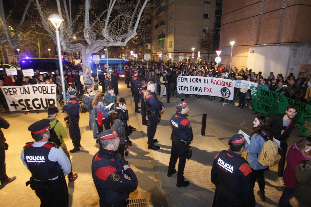 Dues concentracions s'han enfrontat a Salt per la inseguretat i el racisme