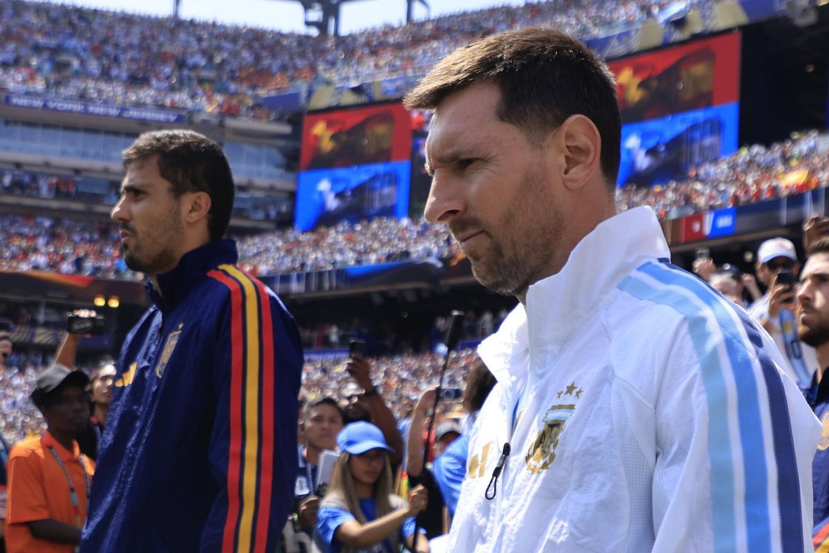 Los capitanes de ambos equipos, Rodri y Messi. Los capitanes de ambos equipos, Rodri y Messi.