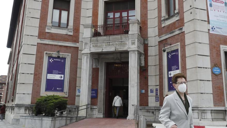 Una mujer sale del Hospital de Basurto, en Bilbao.