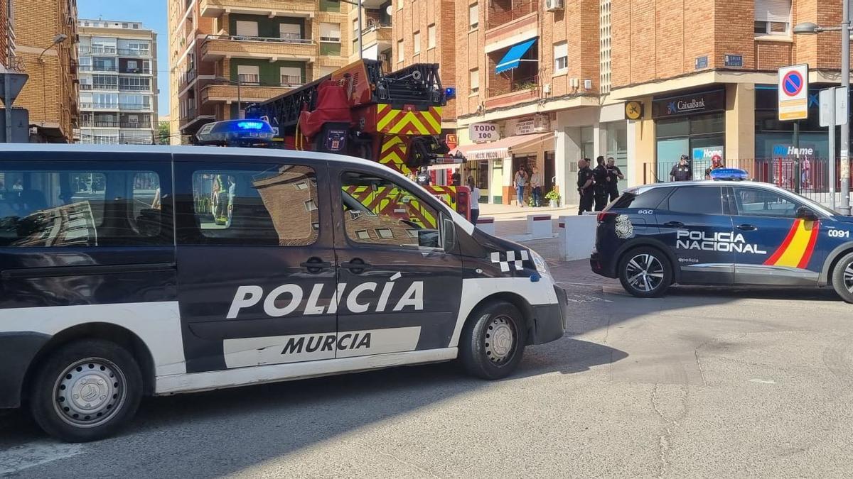 Bomberos y policías, en el lugar del incendio del bajo en Santa María de Gracia, en Murcia.