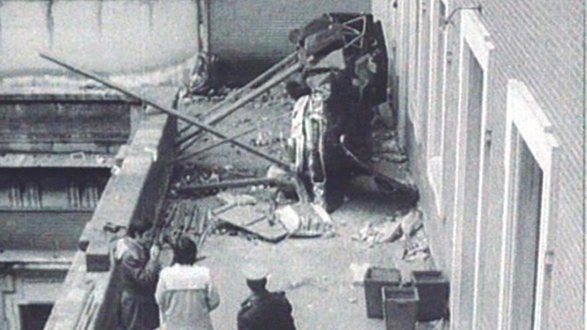 Estado en el que quedó el coche de Carrero Blanco tras el atentado.