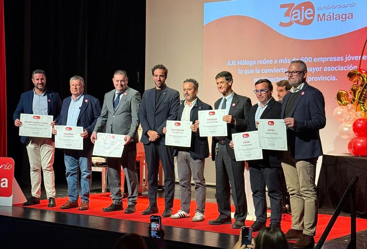 Los socios históricos homenajeados por AJE Málaga en su gala del 30 aniversario.