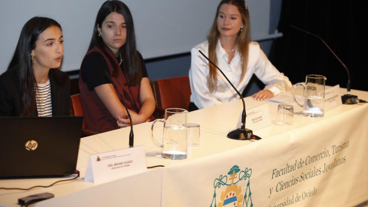 Por la izquierda, Miriam Casado, Silvia Rubio y Marie Mestdag, durante sus intervenciones.