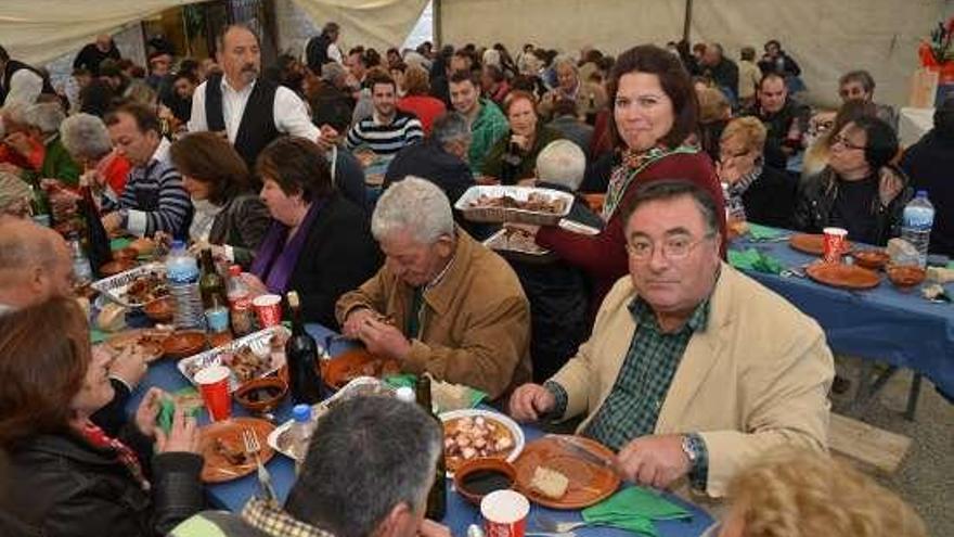 Momento del multitudinario banquete de ayer en Caldas.  // G. S.