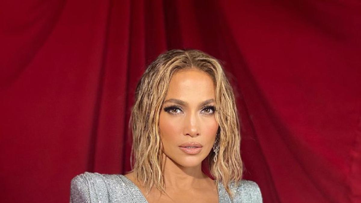 Jennifer Lopez brilla con un look 'glitter', ‘wet hair’ y ‘floating eyeliner’ en los American Music Awards 2020