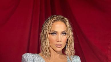 Jennifer Lopez brilla con un look 'glitter', ‘wet hair’ y ‘floating eyeliner’ en los American Music Awards 2020