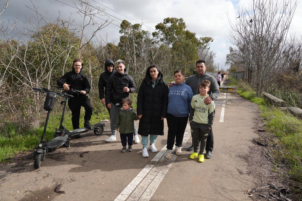José Antonio y su familia tras la suspensión de las clases.
