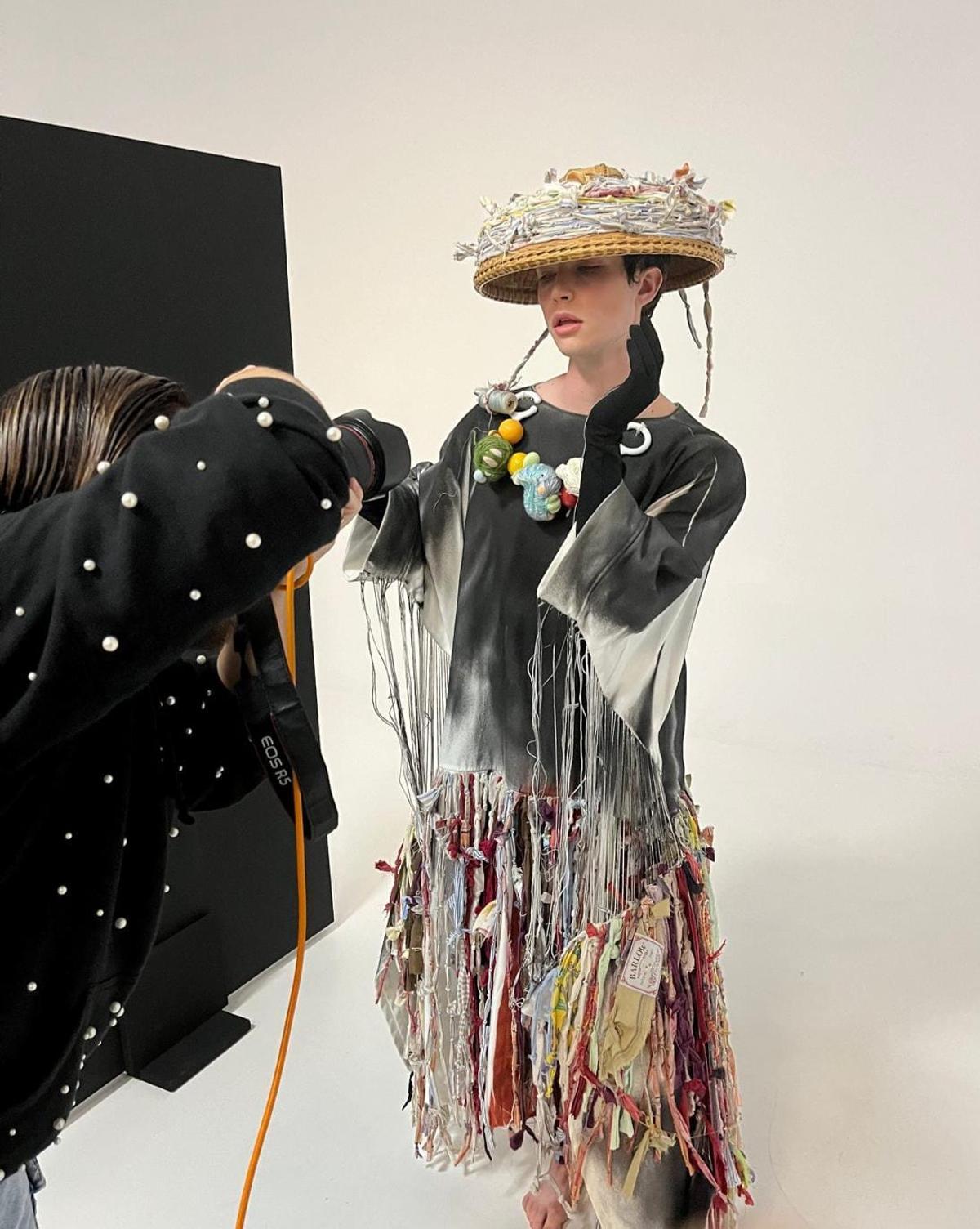 Trabajo para un cartel de fashionart donde la ropa está completamente reciclada