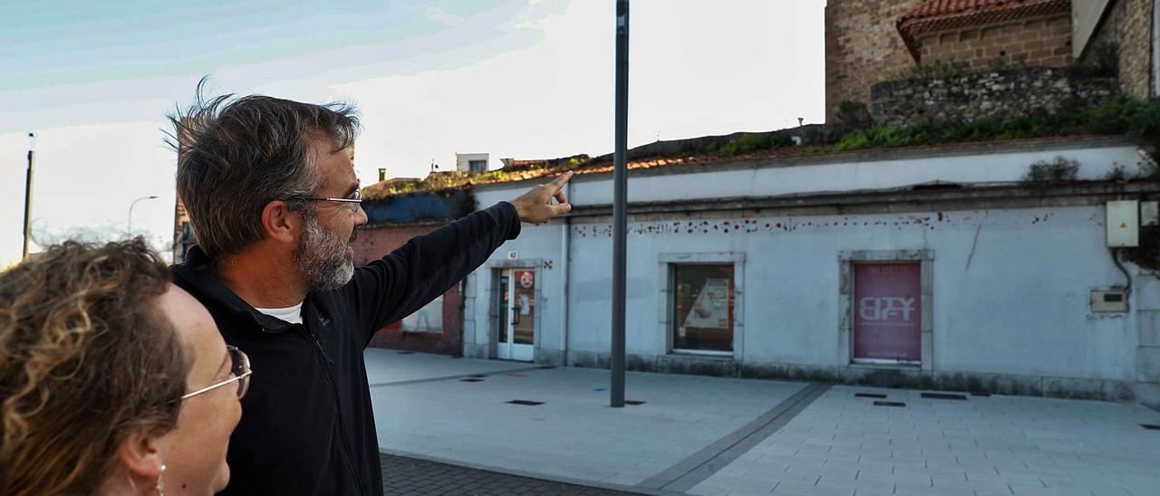 EL TRAMO MÁS LARGO, EN LA MURALLA. Patricia Suárez Manjón y Alejandro García señalan un recrecido de la muralla y el edificio en el que descubrieron un tramo de 12 metros de longitud y cinco de altura, en la trasera del número 42 de la calle La Muralla. Estiman que la longitud total es de 57 metros. | Mara Villamuza