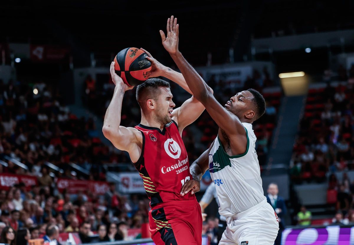 Sulejmanovic, defendido por Melvin Ejim.