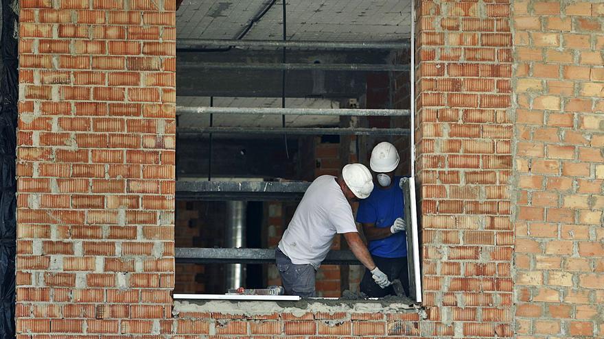 Trabajadores en la obra de construcción de un edificio de viviendas en Málaga.