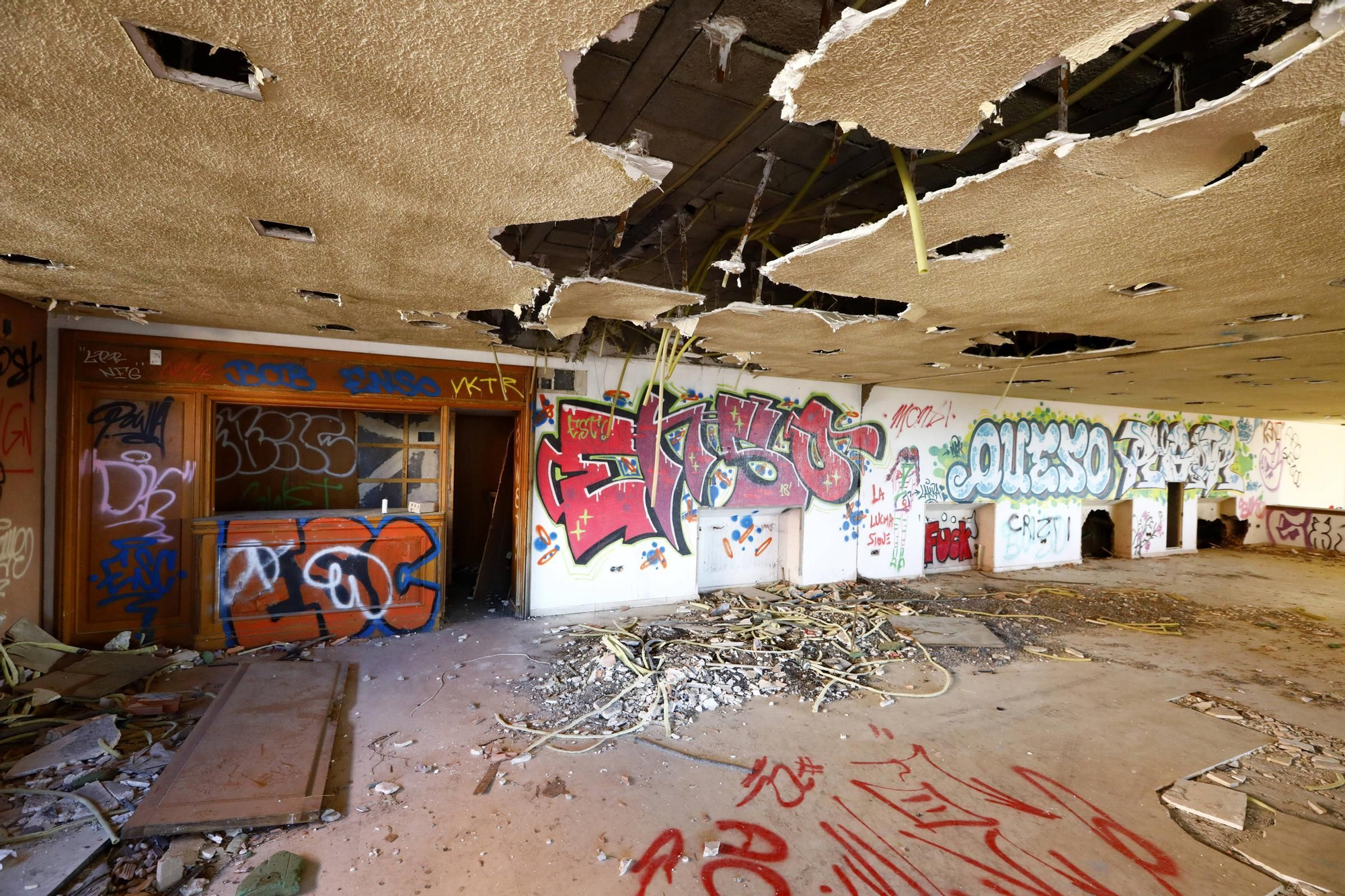 Así se encuentra el abandonado casino Montesblancos, en Alfajarín