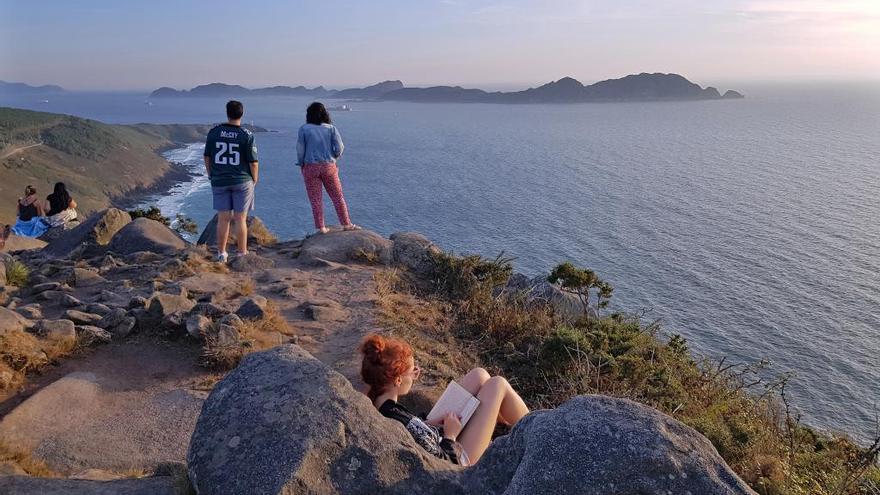 Vista de las Cíes a la entrada de la Ría de Vigo desde el mirador del Monte do Facho