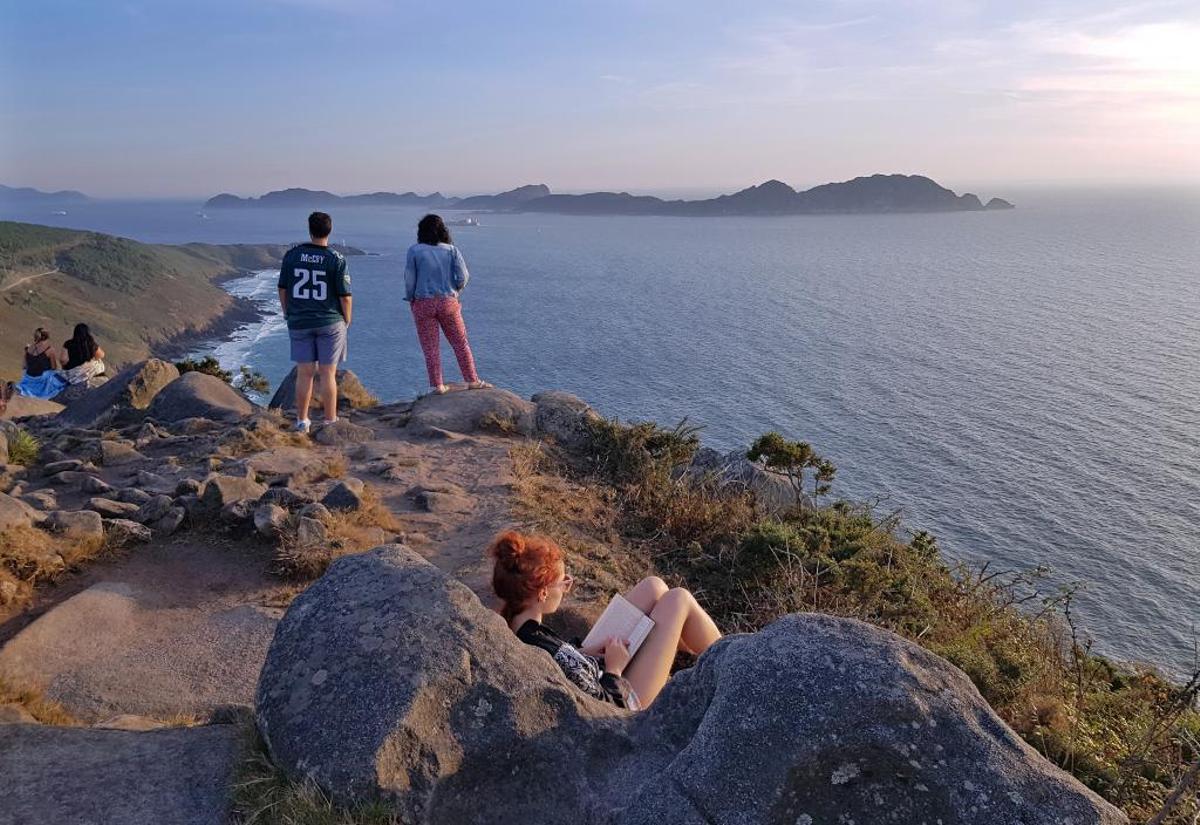 Vista de las Cíes a la entrada de la Ría de Vigo desde el mirador del Monte do Facho