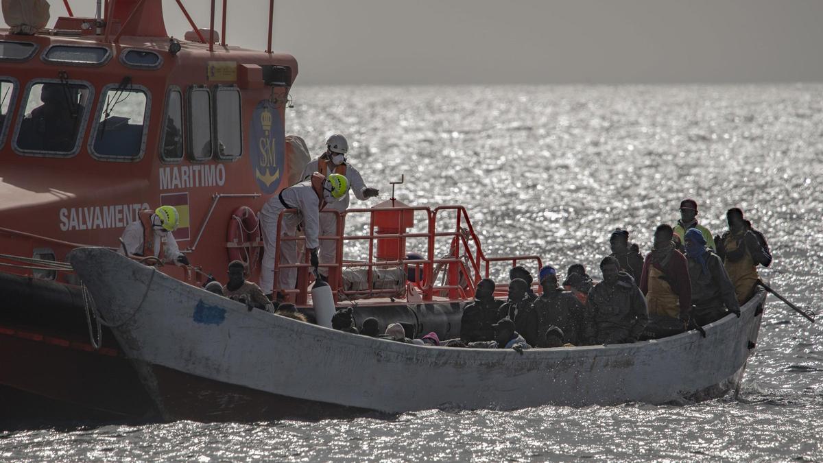 Archivo - La Salvamar Acrux rescata a los migrantes de un cayuco, a 20 de noviembre de 2024, en La Restinga, El Hierro, Santa Cruz de Tenerife, Canarias (España).