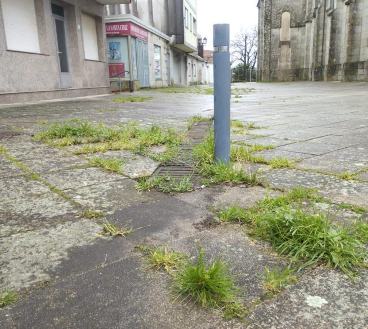 La hierba crece entre las piedras en varias zonas.