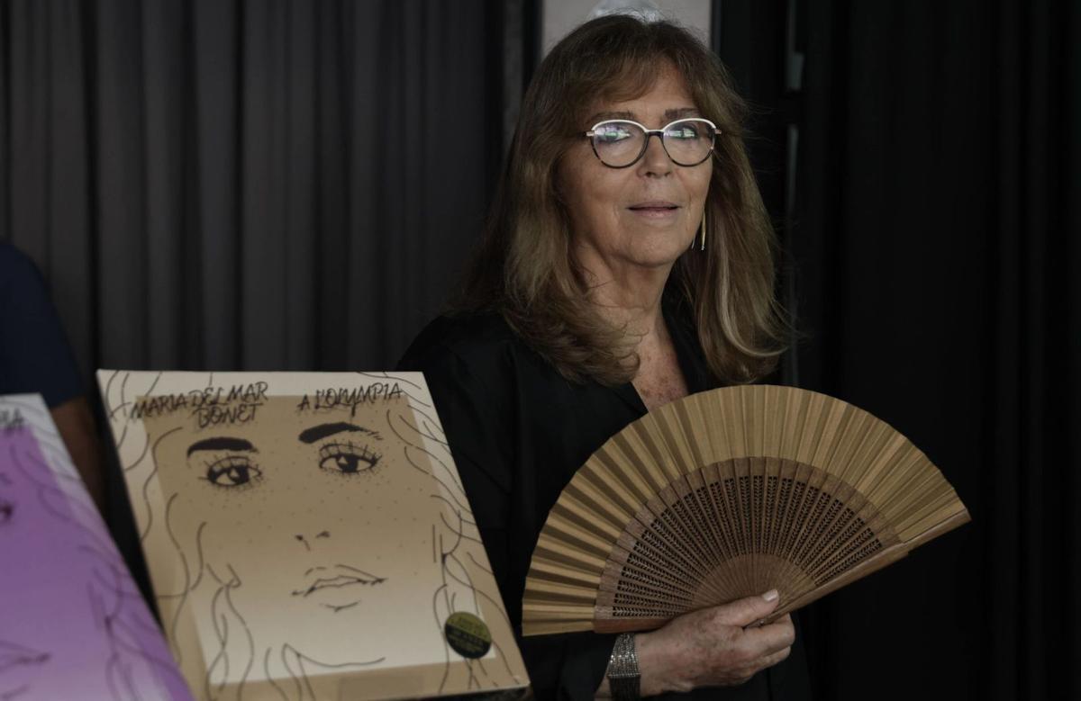 Maria del Mar Bonet, ayer en la tienda Xocolat de Palma, con su disco ‘A l’Olympia’.