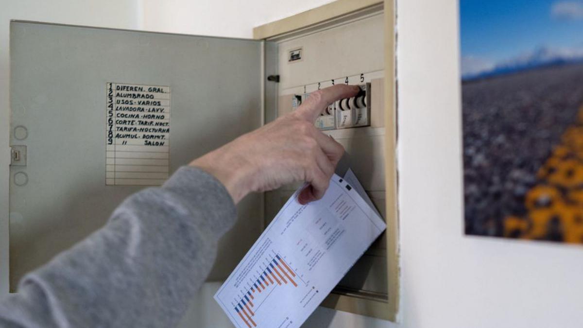 Un home manipula un quadre elèctric en una  foto d’arxiu. | EUROPA PRESS