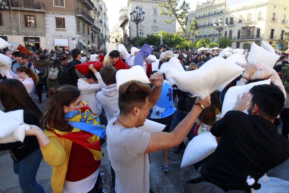 Guerra de almohadas en Valencia