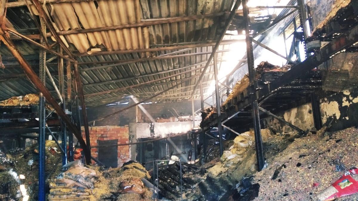 Las sacas de piensos y productos agrícolas todavía humeaban esta mañana