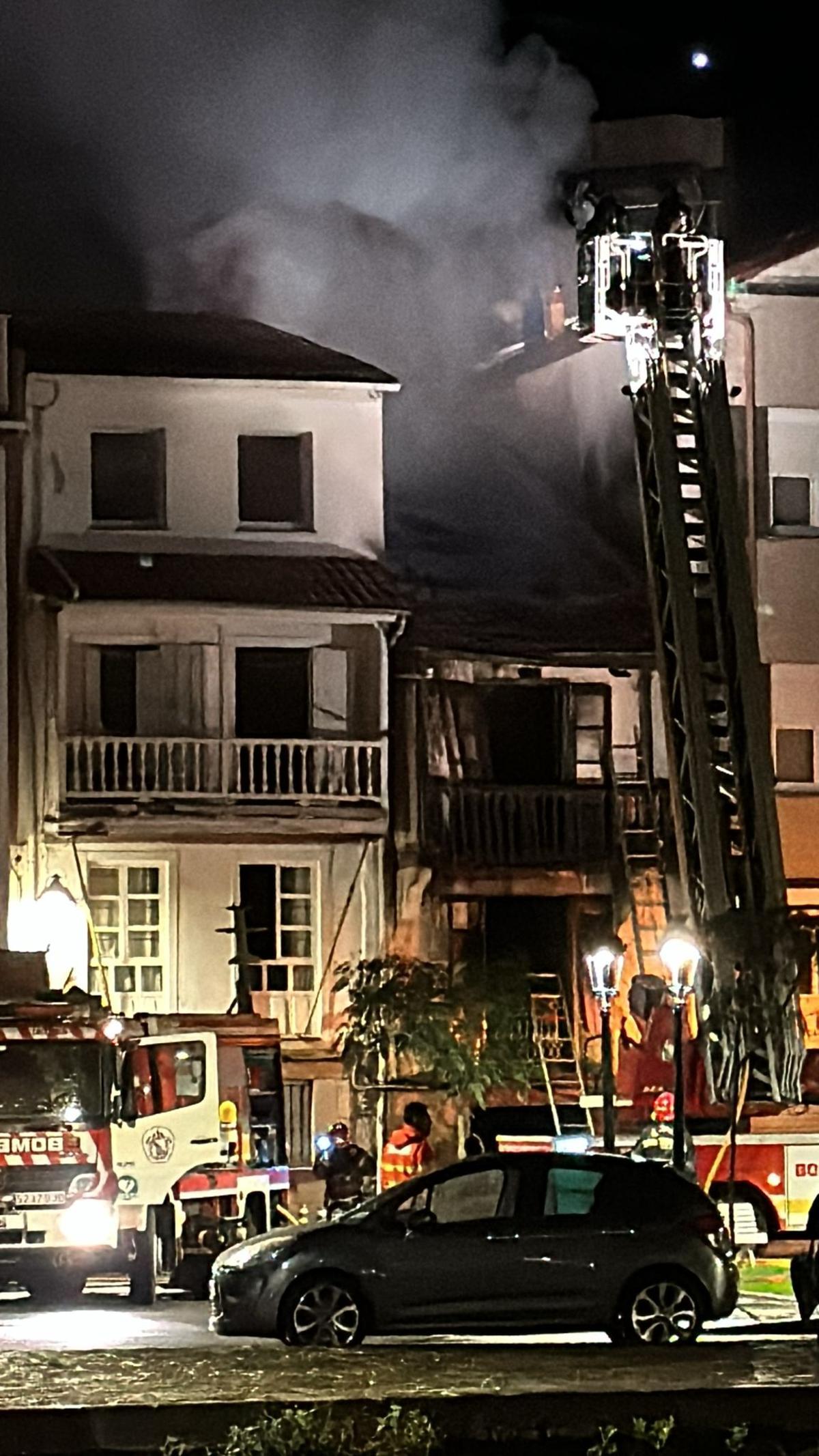 Bomberos de Betanzos, ayer a la tarde, en la zona