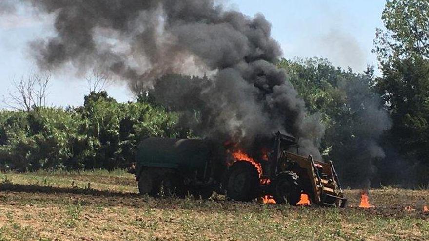 El tractor en flames