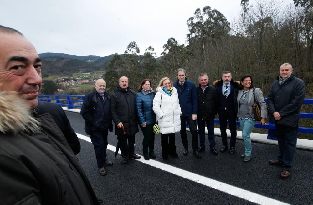 De la Serna y Javier Fernández acuden a la apertura del tramo de autovía A-63 entre La Doriga y Cornellana