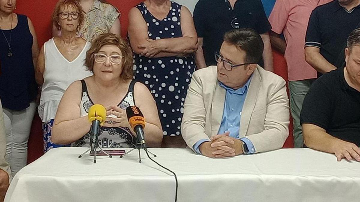Manoli Egea, junto al exalcalde de Sueca Dimas Vázquez, en una rueda de prensa.