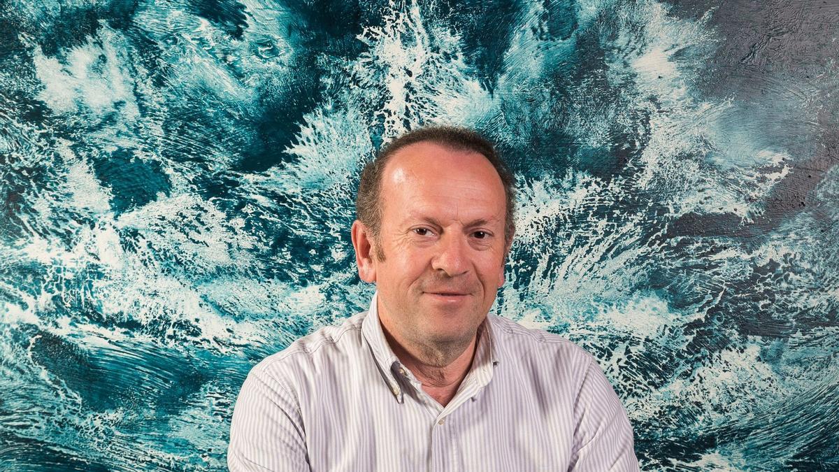 Guillermo Simón, con la obra "Expansión", que protagonizó el cartel promocional de la Feria de Muestras de Asturias de este año.