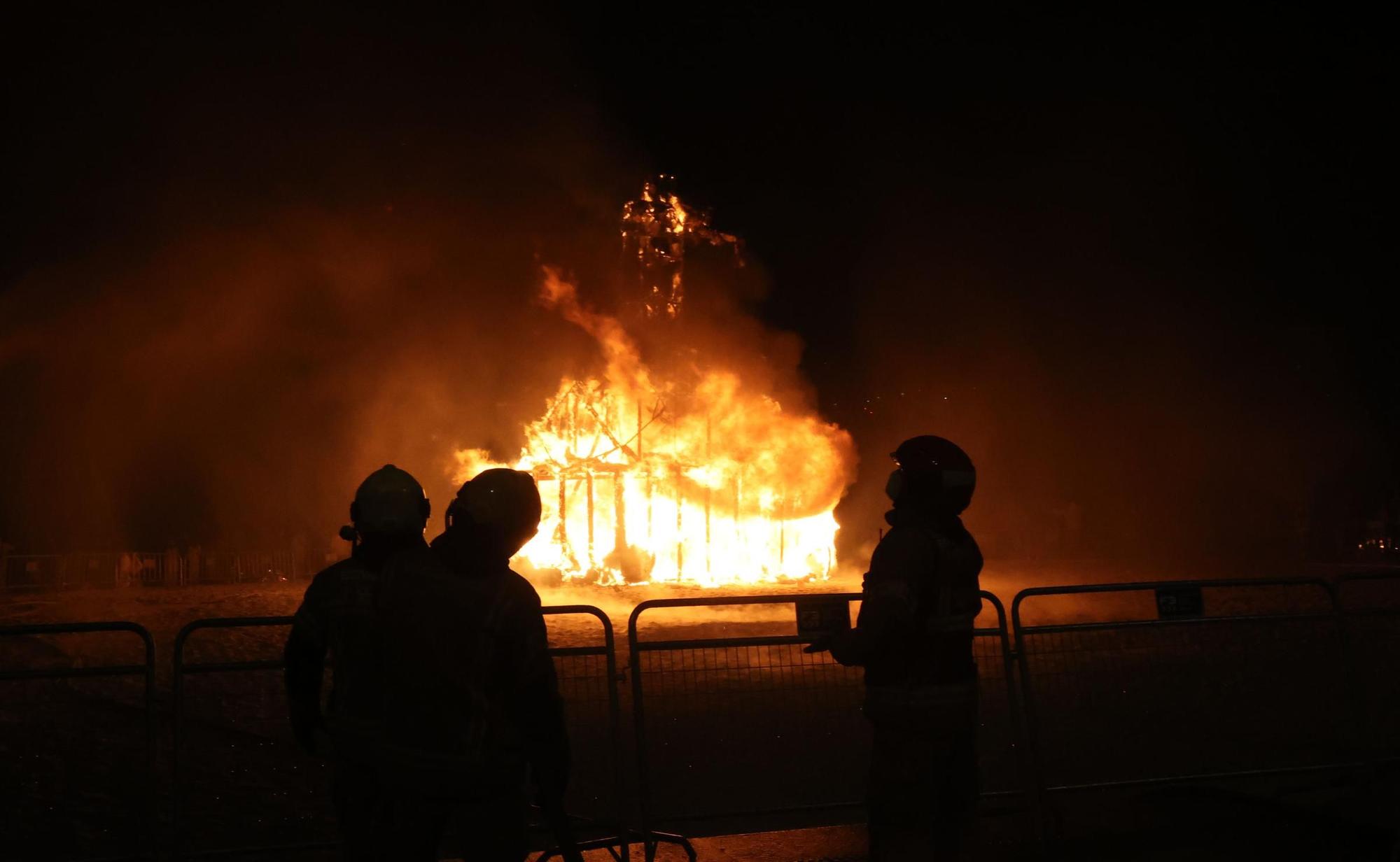 Arde la falla del San Juan de A Coruña con Dépor, Leyma y Luisa Villalta como protagonistas