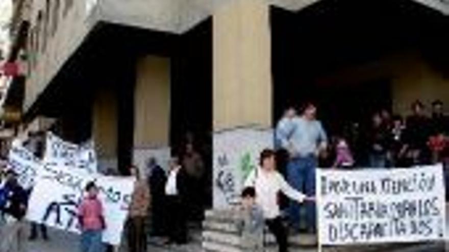 Padres y alumnos de Jerez reclaman en Badajoz un ATS