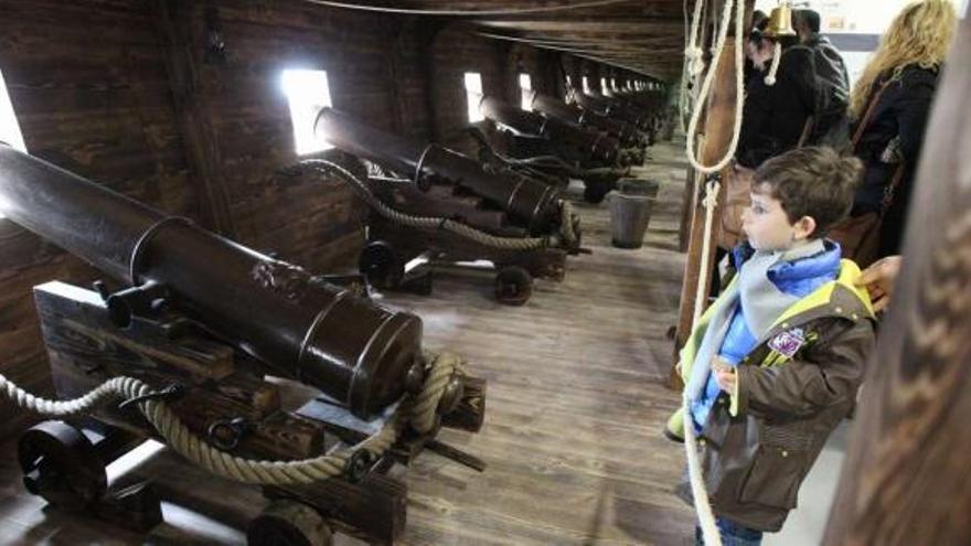 Dos réplicas exactas de cañones recrean mediante un juego de espejos una batería formada en un galeón.  // Fotos: Ricardo Grobas