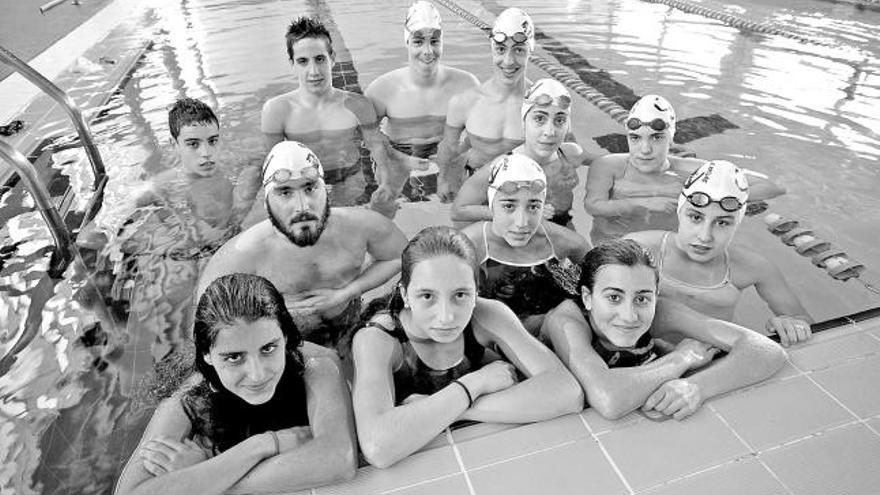 Algunos de los nadadores que participaron en la Copa de Asturias, en el entrenamiento del miércoles en la piscina de Piedras Blancas.   / RICARDO SOLÍS