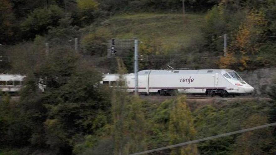 Un tren Alvia a su paso por Campomanes.