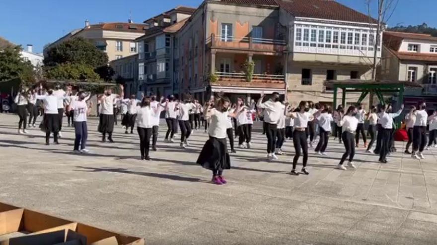 Los alumnos y profesores del IES Auga da Laxe se atrevieron con la coreografía en la Plaza da Paradela de Gondomar