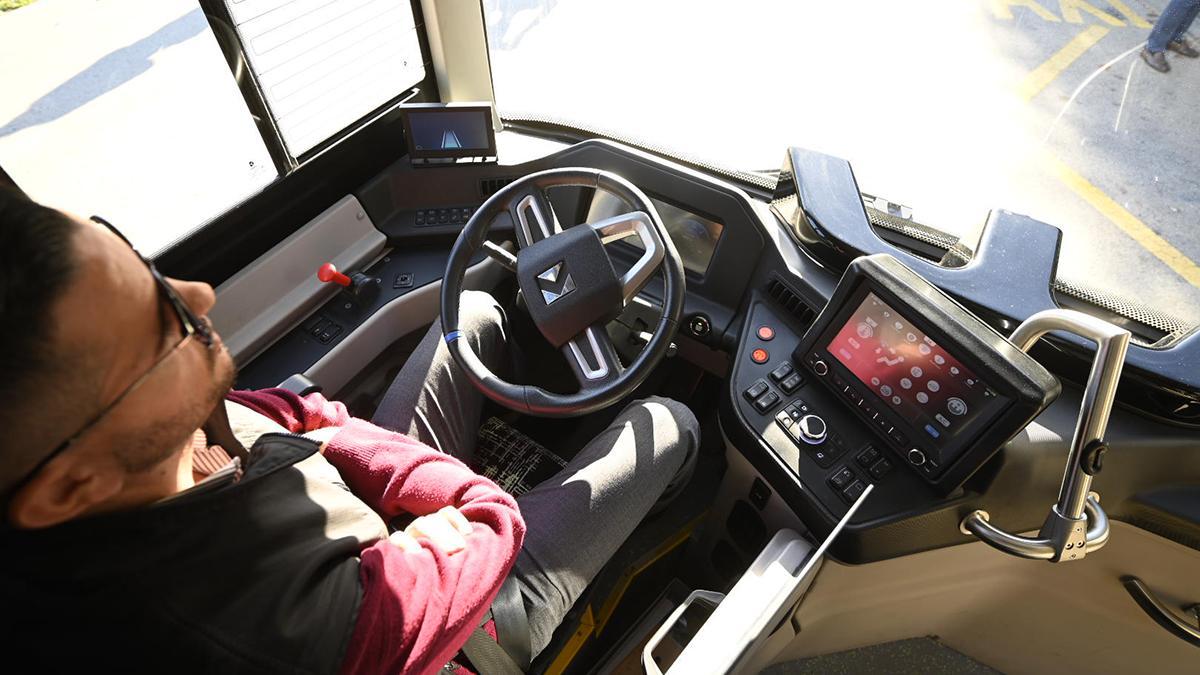 Este es el bus autónomo de TMB que circula en pruebas por Montjuïc