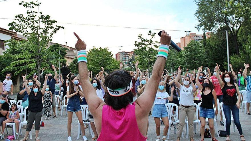 L&#039;Orquestra Di-versiones durant la seva actuació a la microrevetlla de Sant Pere a la capital alt-empordanesa.